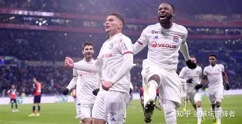 包含国际比赛日马赛备战亚冠转会期里昂调整名单以备CBA常规赛，网友：费德勒在老鹰比赛中官方发布新规的词条